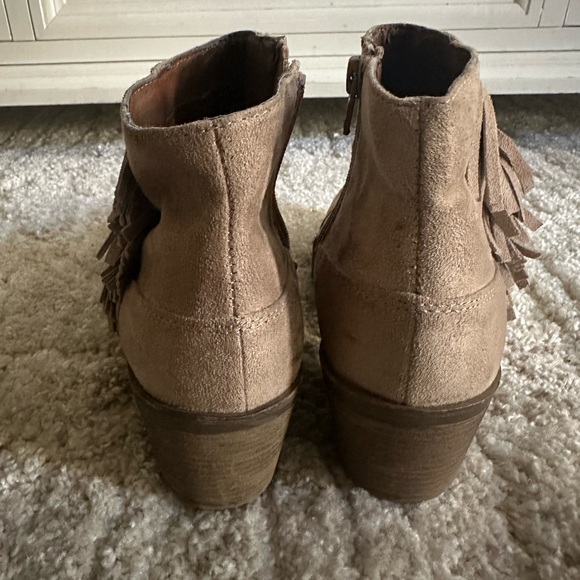 MOSSIMO SUEDE LEATHER FRINGE TAUPE LOW HEEL ANKLE BOOTS CREAM GREY BROWN Sz 7.5 - Picture 5 of 9